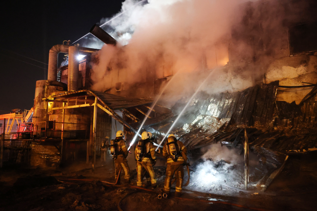 Arnavutköy’de kauçuk fabrikasında yangın