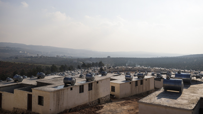 Afrin'de savaş mağduru aileler briket evlerine kavuştu