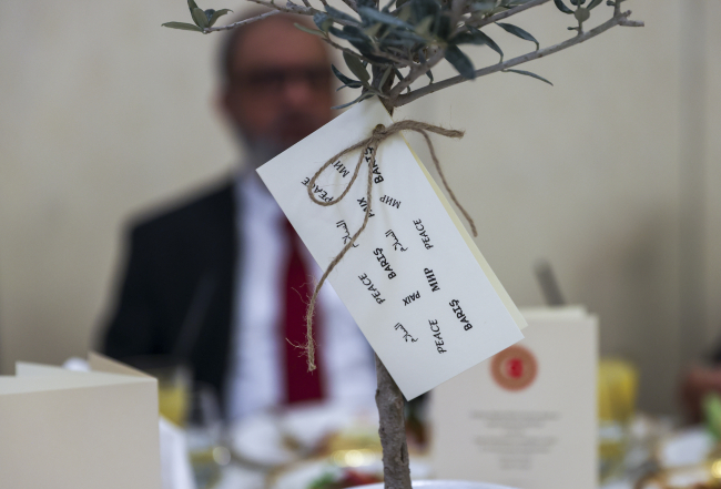 APA 13. Genel Kurulu'nda zeytin fidanlarıyla "barış" mesajı