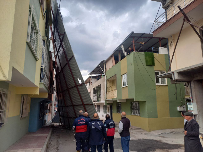 Manisa'da fırtına: Evin sundurma çatısı uçtu