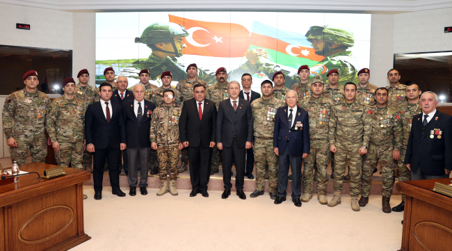 Bakan Akar gazilerle bir araya geldi