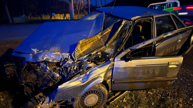 Kocaeli'de tırla otomobil çarpıştı: 2 yaralı