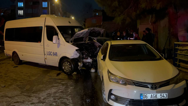 Kocaeli'de 4 aracın karıştığı trafik kazasında 2 kişi yaralandı