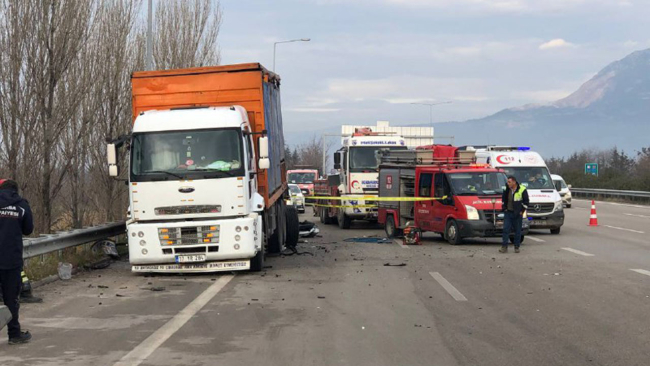 Bursa'da emniyet şeridinde feci kaza