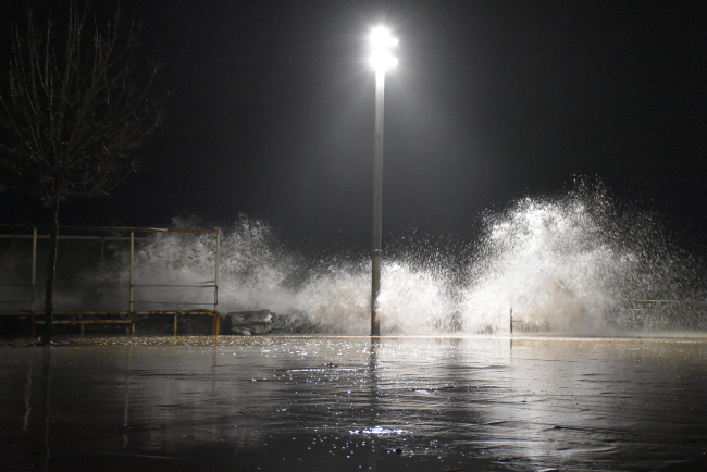 Ordu''da dalgalar nedeniyle iskele yaya trafiğine kapatıldı
