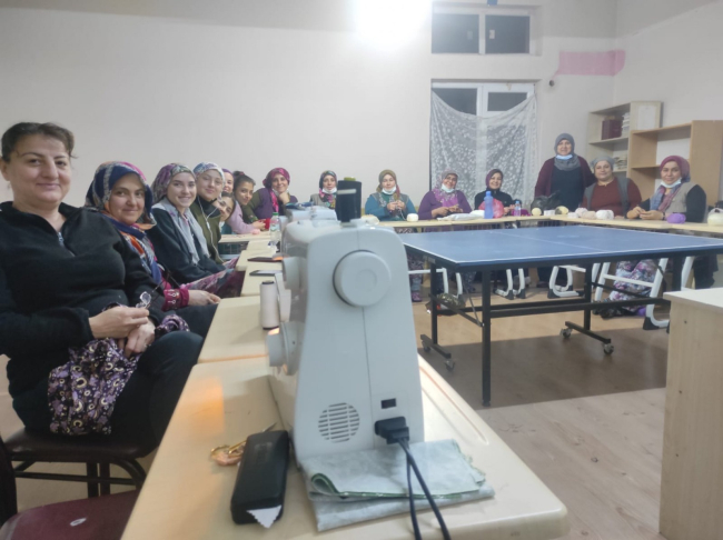 Veliler çocuklarıyla köy yaşam merkezinde eğitim görüyor