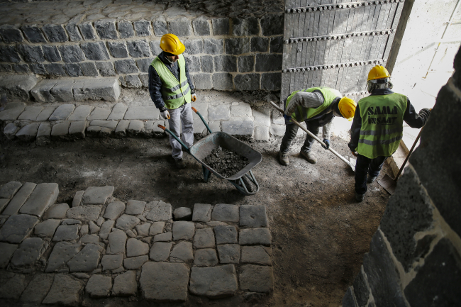 Surlarda ortaya çıkarılan 1700 yıllık zemin taşları aslına uygun onarılacak