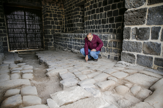Surlarda ortaya çıkarılan 1700 yıllık zemin taşları aslına uygun onarılacak