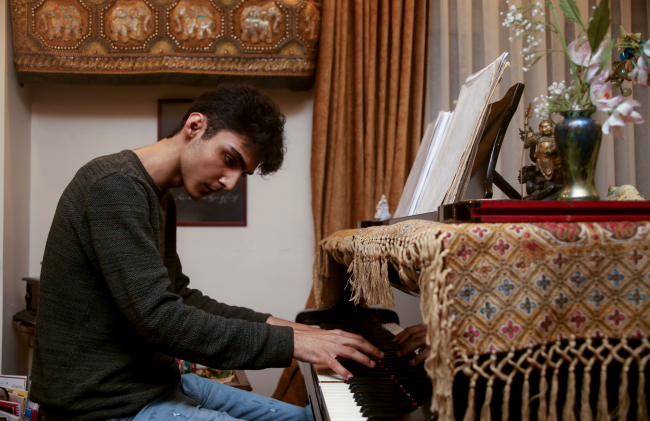 Piyanist kurye Gülsin Onay'dan ders aldı