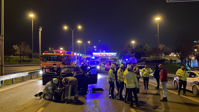 Maltepe'de otomobil minibüse çarptı: 4 yaralı