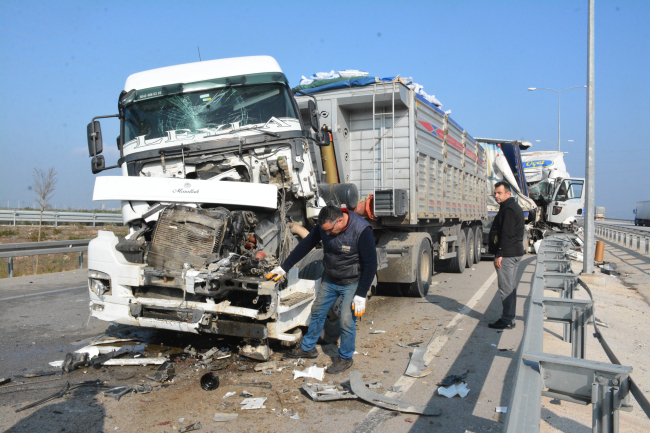 Manisa'da zincirleme kaza: 16 araç birbirine girdi