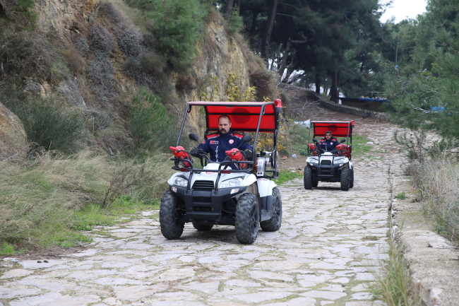 ATV'li itfaiye dar sokaklardaki tarihi yapıları alevlerden koruyor