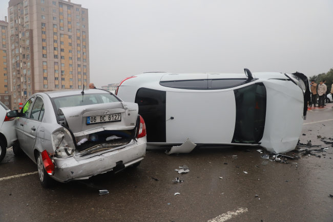 Hatay'da otobüs park halindeki araçlara çarptı: 3 yaralı