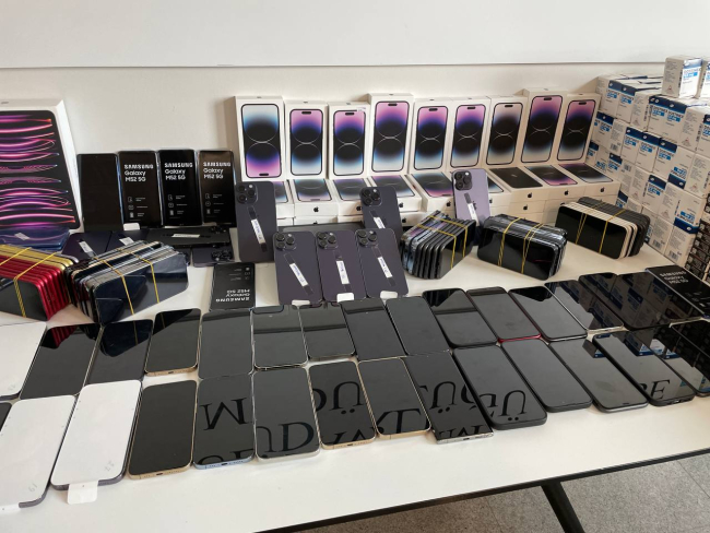 Havalimanında yakalanan kaçak ürünler sergilendi