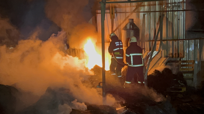 Kocaeli'de yangın: 2 fabrika ve kamyonda hasar oluştu