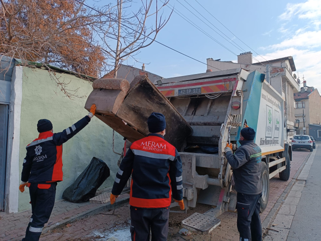 Konya'daki bir evden 3 kamyon çöp çıkarıldı