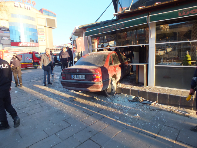 Yozgat'ta kontrolden çıkan otomobil kafeye daldı: 5 yaralı