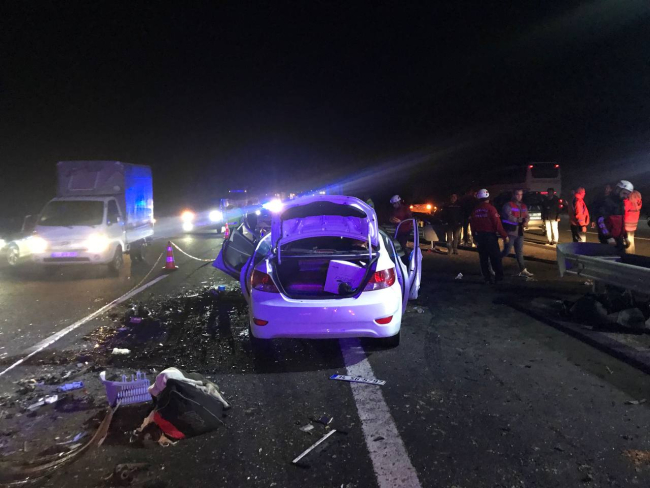 TAG Otoyolu'nda feci kaza: Çekiciyle çarpışan otomobildeki 4 kişi öldü