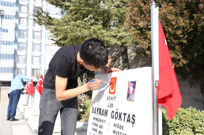 Niğde'de 2 genç şehitlerin mezar taşlarındaki Türk bayraklarını boyadı