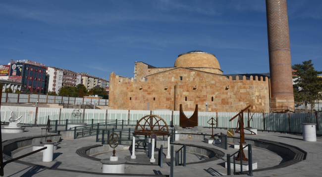 Kırşehir'de restorasyonu tamamlanan tarihi Cacabey Camii yarın açılacak