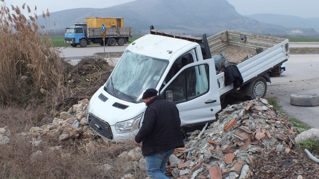 Direksiyon başında rahatsızlanan sürücü yaralandı