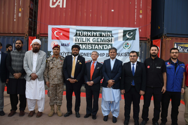 Türkiye'den gönderilen insani yardım gemisi Pakistan'da