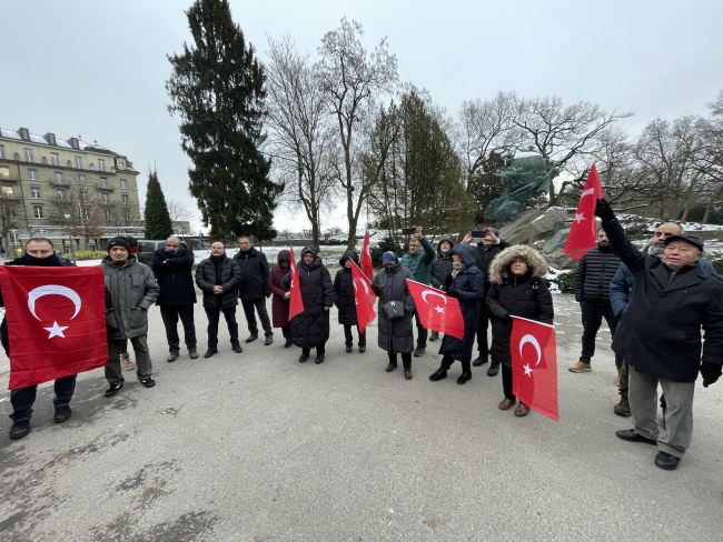 İsviçre'deki Türk toplumu, Kur'an-ı Kerim'in yakılmasını protesto etti