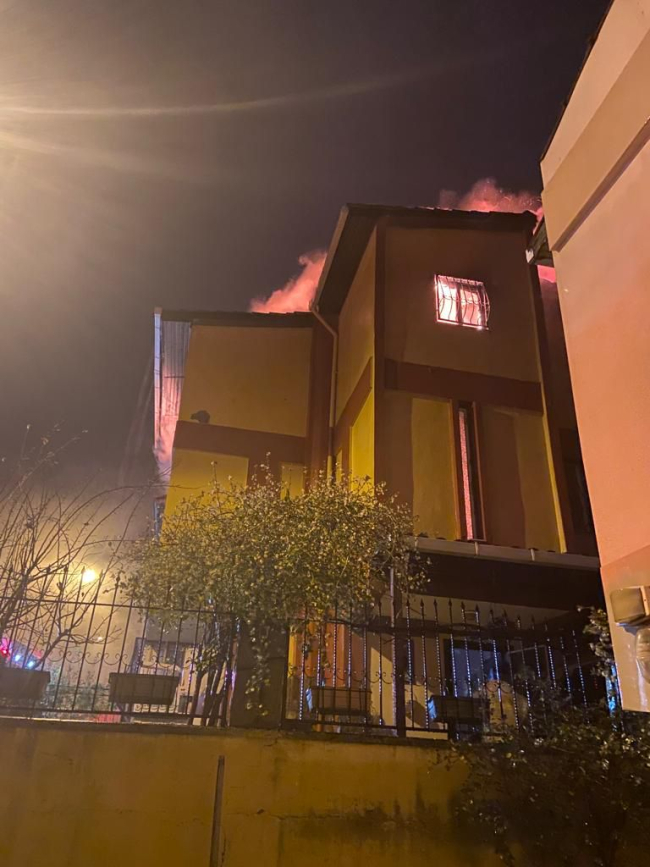 İzmir'de bir villanın çatısına yıldırım isabet etti