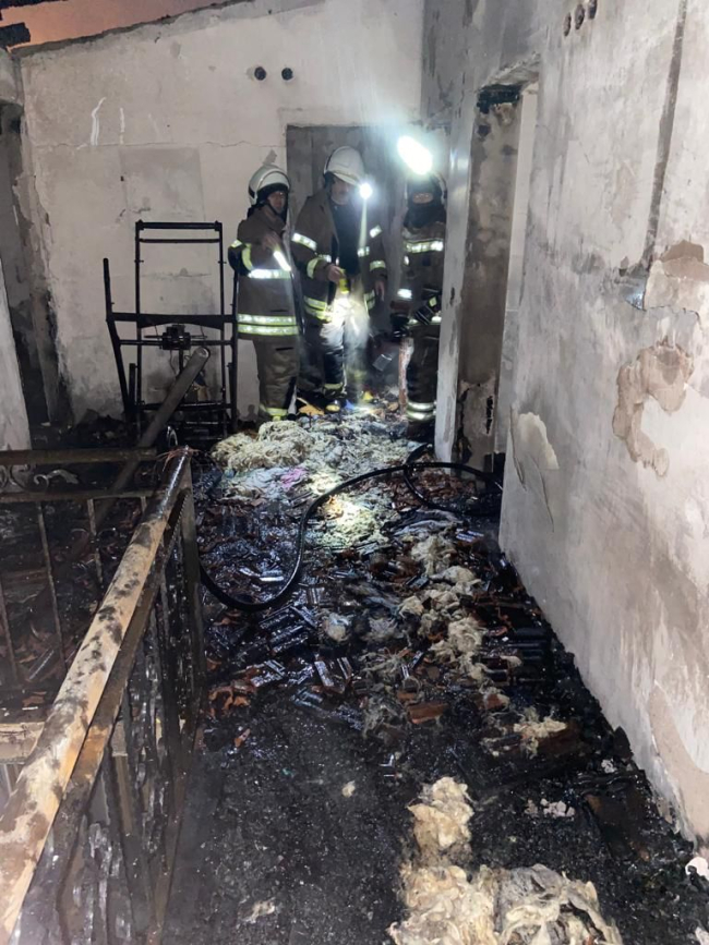 İzmir'de bir villanın çatısına yıldırım isabet etti