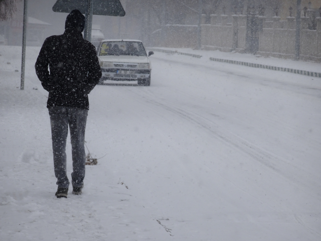 Ardahan, Tunceli ve Kars'ta kar ulaşımı aksattı