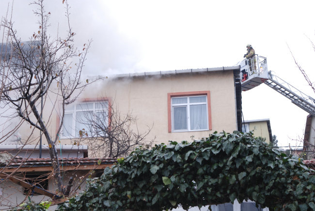 Maltepe'de 3 katlı binanın çatısı yandı