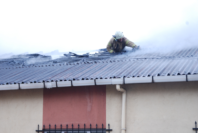 Maltepe'de 3 katlı binanın çatısı yandı