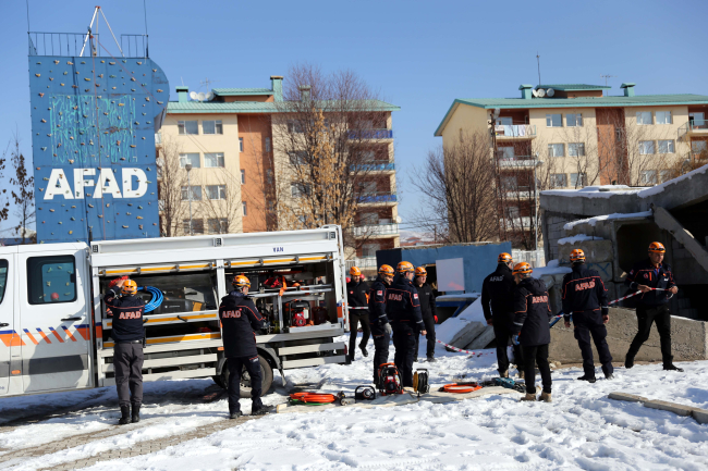 Baba oğul aynı ekipte hayat kurtarıyor