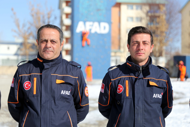 Baba oğul aynı ekipte hayat kurtarıyor