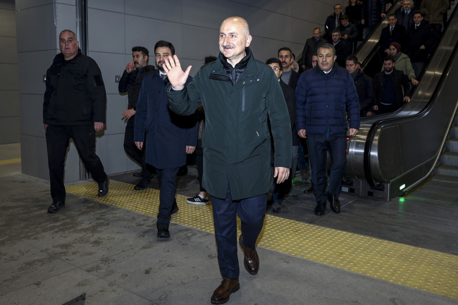 Bakan Karaismailoğlu İstanbul Havalimanı metrosuna bindi