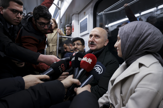 Bakan Karaismailoğlu İstanbul Havalimanı metrosuna bindi