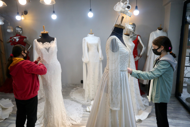 Düzce'de eğitime kazandırılan iki kız kardeş aynı zamanda meslek öğreniyor