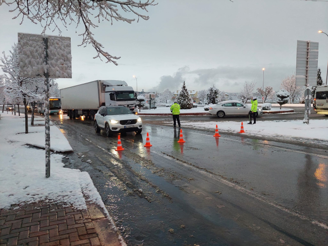 Konya'da cadde ve sokaklar beyaza büründü