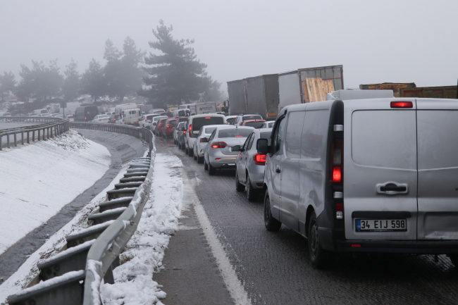 Bursa-İstanbul kara yolunda kar trafiği