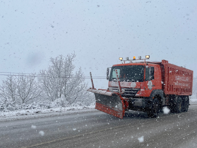 Düzce-Zonguldak yolunda kar ulaşımı güçleştiriyor