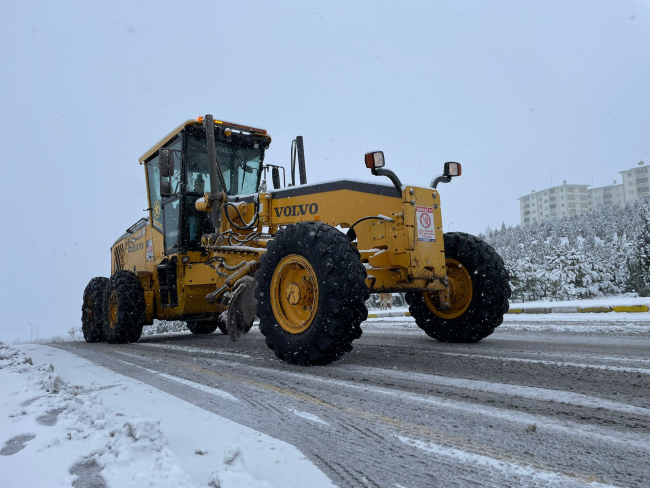 Kar nedeniyle ulaşıma kapanan yollar açılıyor