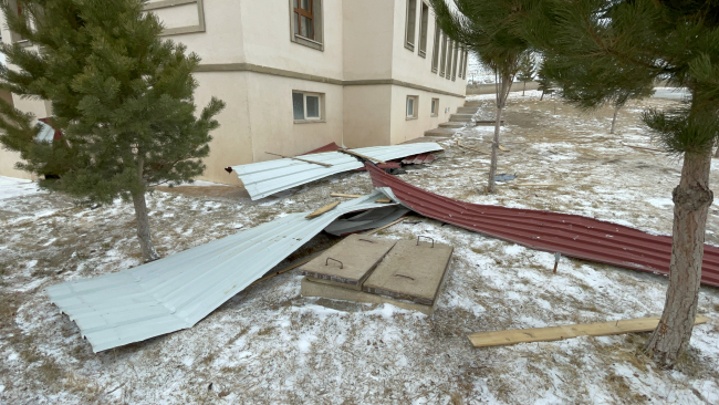 Erzincan'da fırtına nedeniyle binanın çatısı uçtu