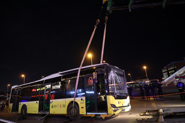 İETT otobüsü minibüse çarptı