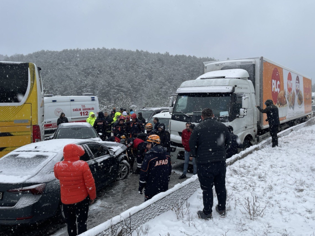 Anadolu Otoyolu'nda zincirleme trafik kazası: 5 yaralı