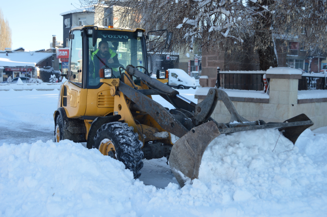 Doğu'da kar kalınlığı yarım metreyi buldu