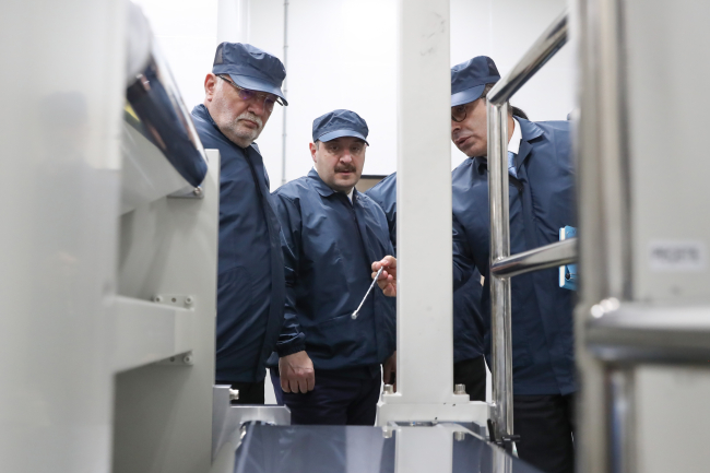Bakan Varank lityum iyon pil üretim tesisini ziyaret etti