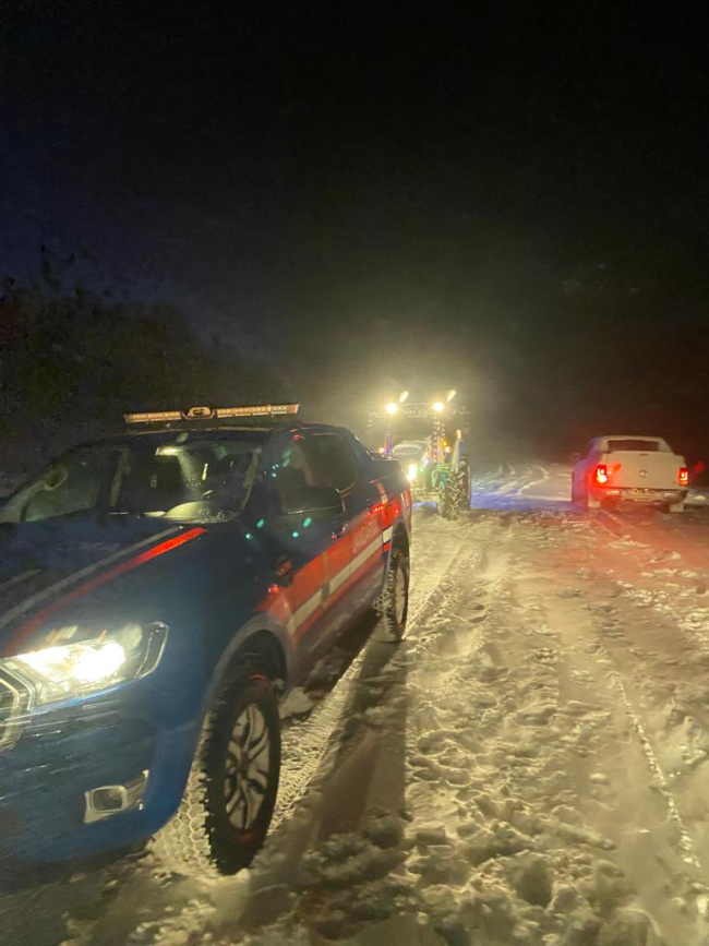 Uşak'ta dağ yolunda mahsur kalan 16 kişi kurtarıldı