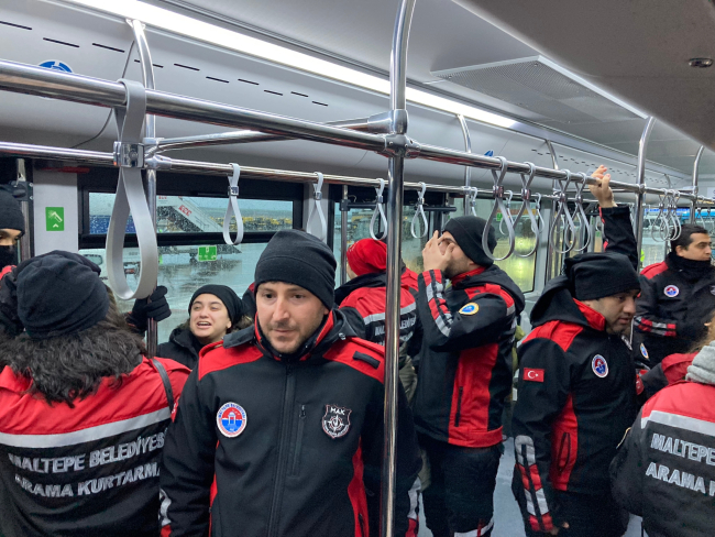 Deprem bölgesine yardım ekipleri gidiyor