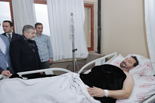Bakan Nebati depremzedeleri hastanede ziyaret etti