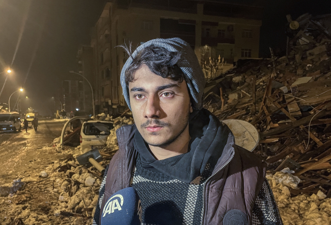 Enkaz altında yaptığı paylaşımla hayata tutundu